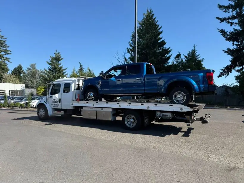 Zee's Towing heavy-duty flatbed truck serving Beaverton, Oregon